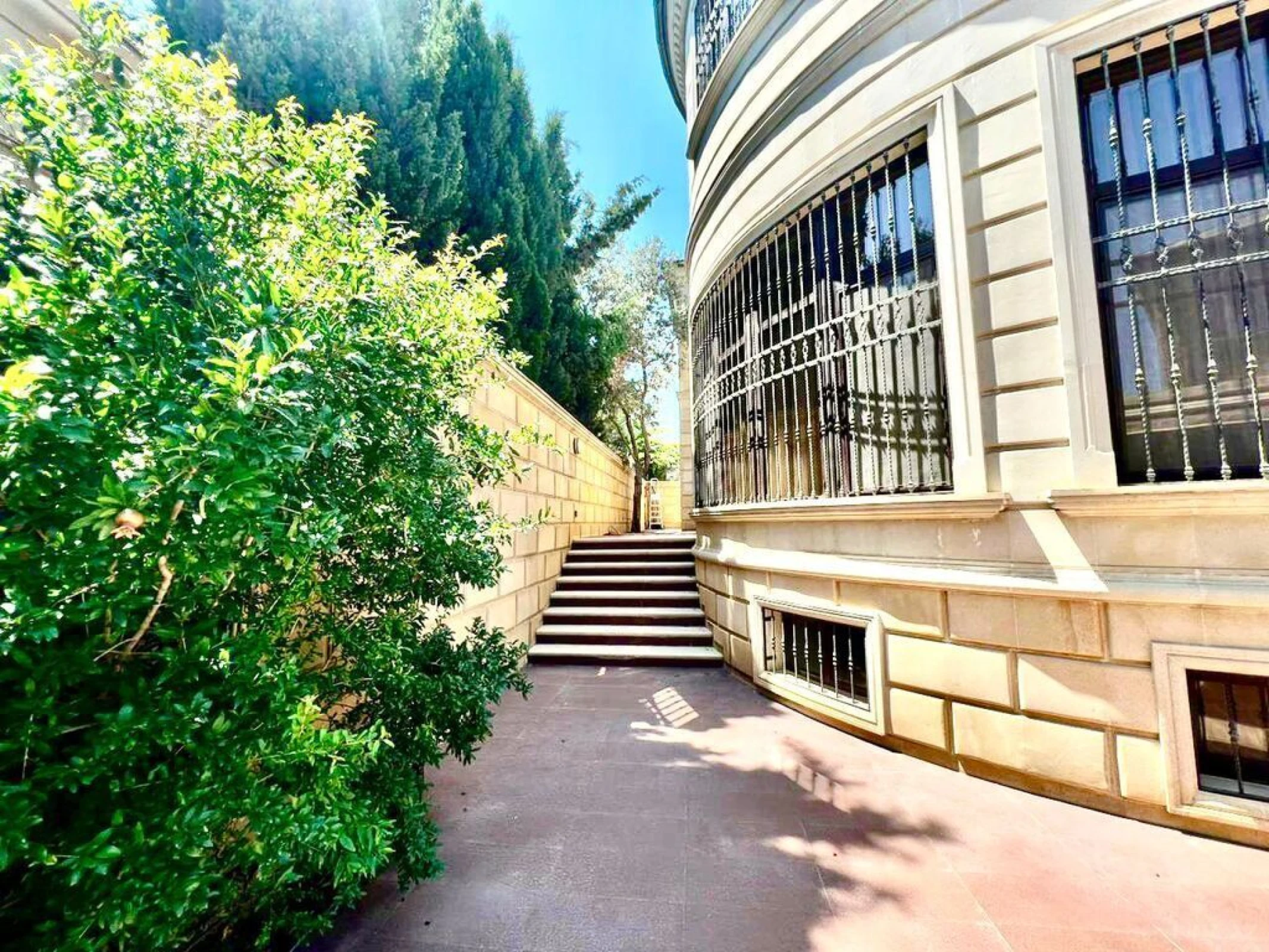 Satılır 7 otaqlı həyət evi 600 m²