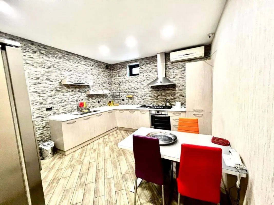 Satılır 7 otaqlı həyət evi 600 m²