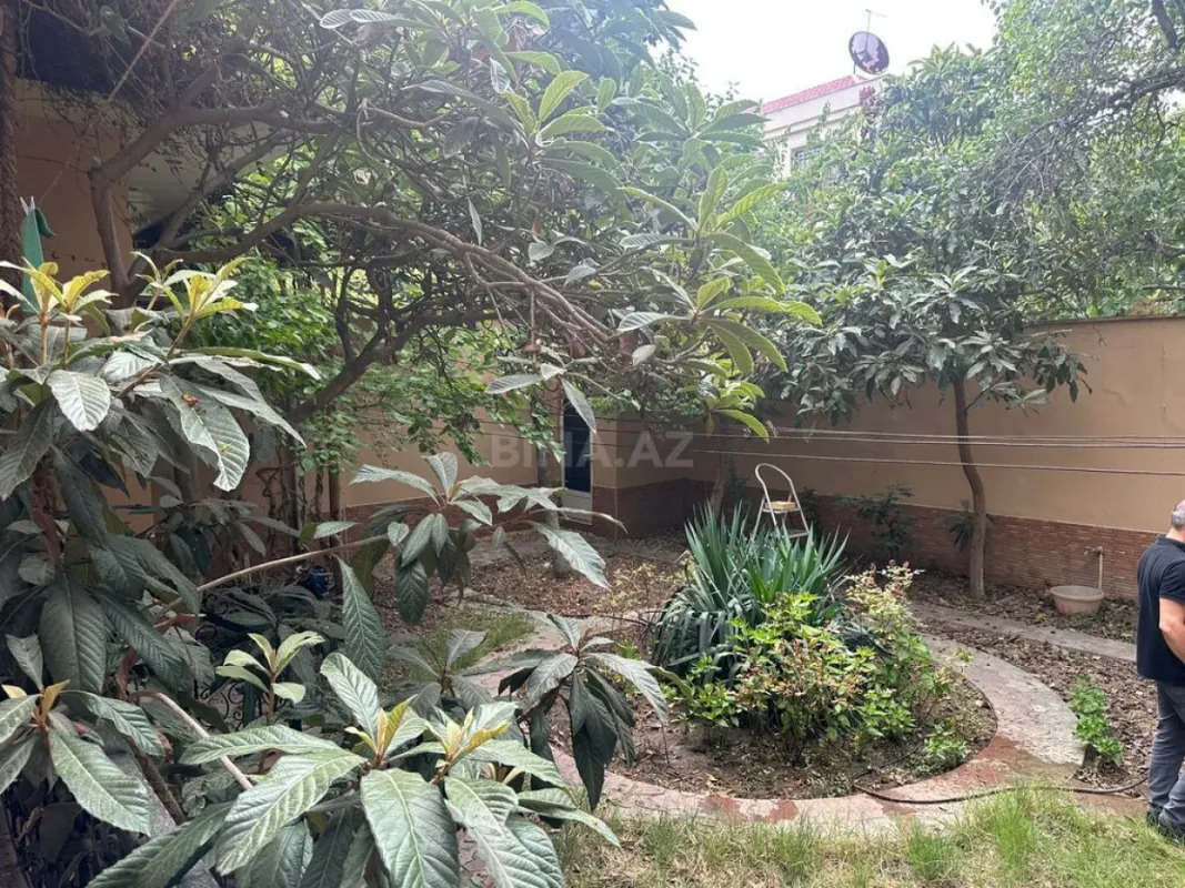 Satılır 7 otaqlı həyət evi 650 m²