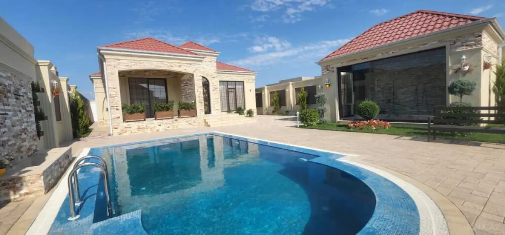 Satılır 5 otaqlı həyət evi 250 m²