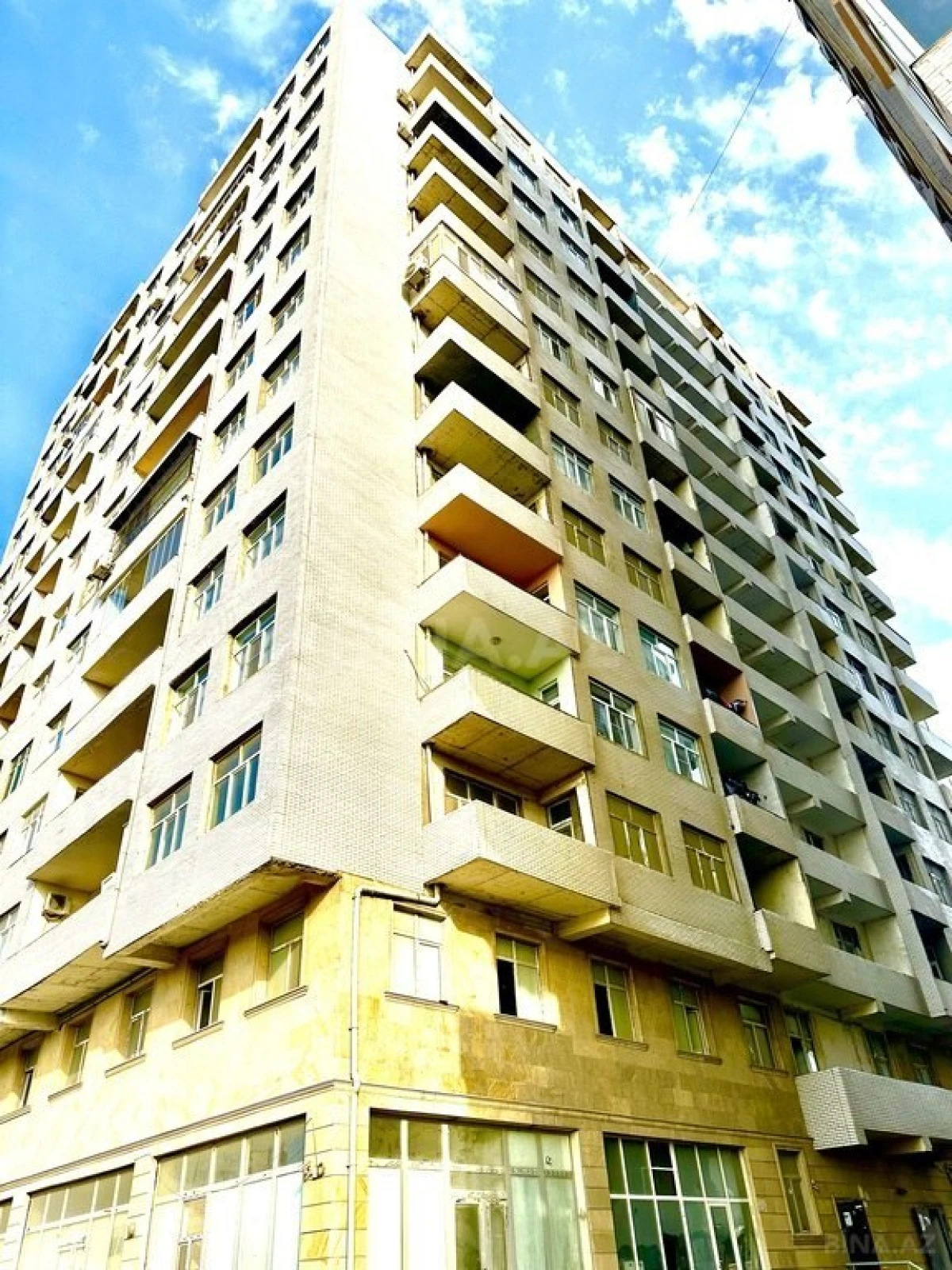 Satılır 3 otaqlı mənzil 162 m²
