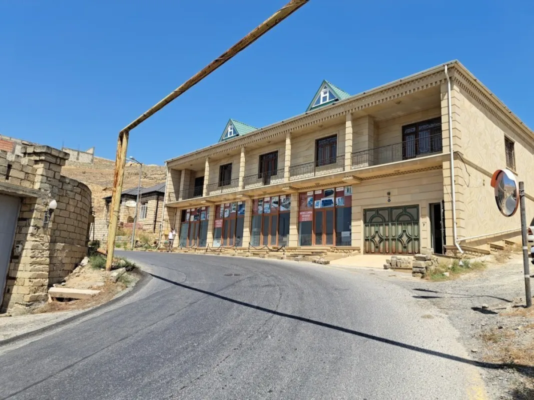 Satılır 5 otaqlı həyət evi 300 m²