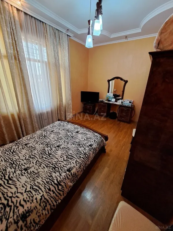 Satılır 5 otaqlı həyət evi 300 m²