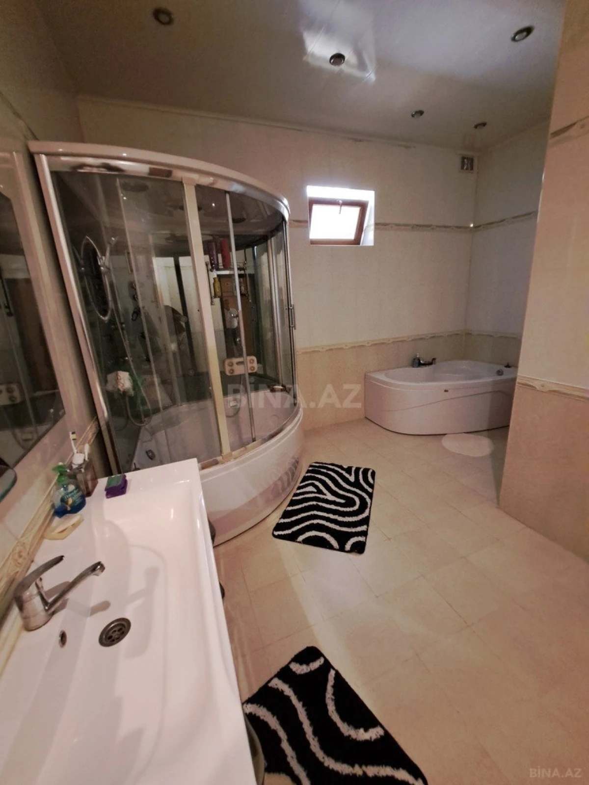 Satılır 5 otaqlı həyət evi 300 m²