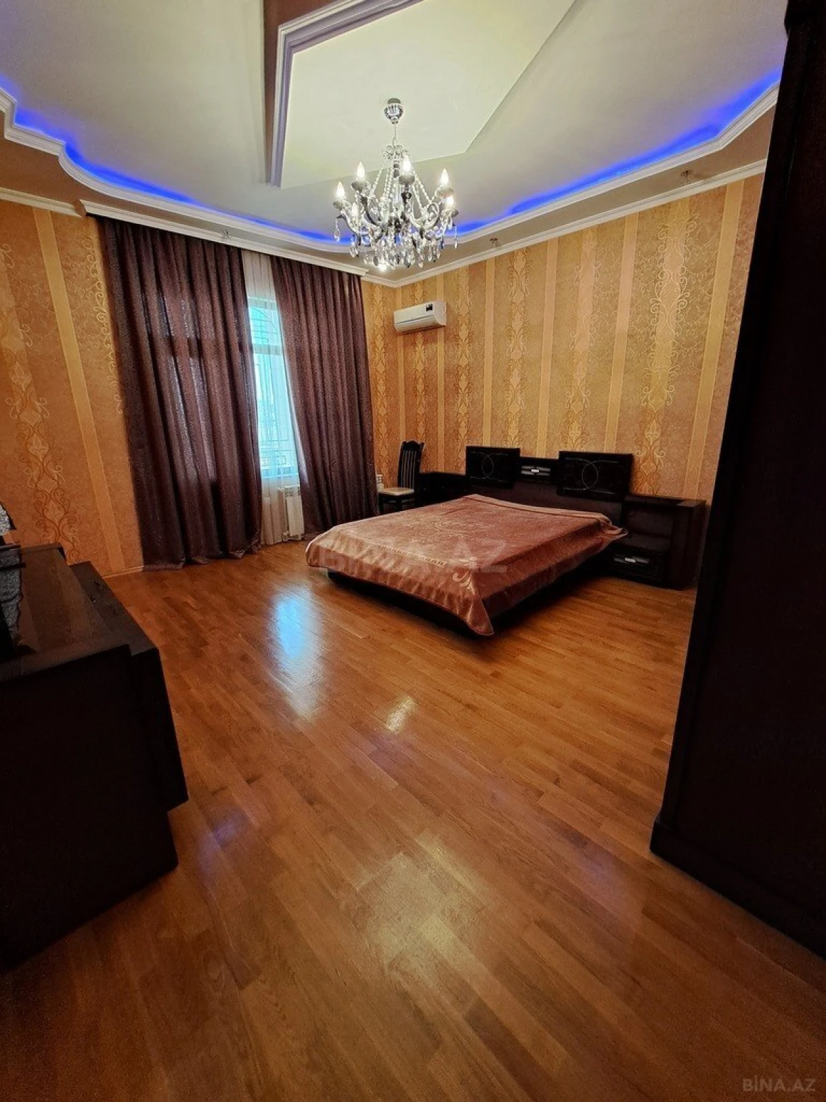 Satılır 5 otaqlı həyət evi 300 m²
