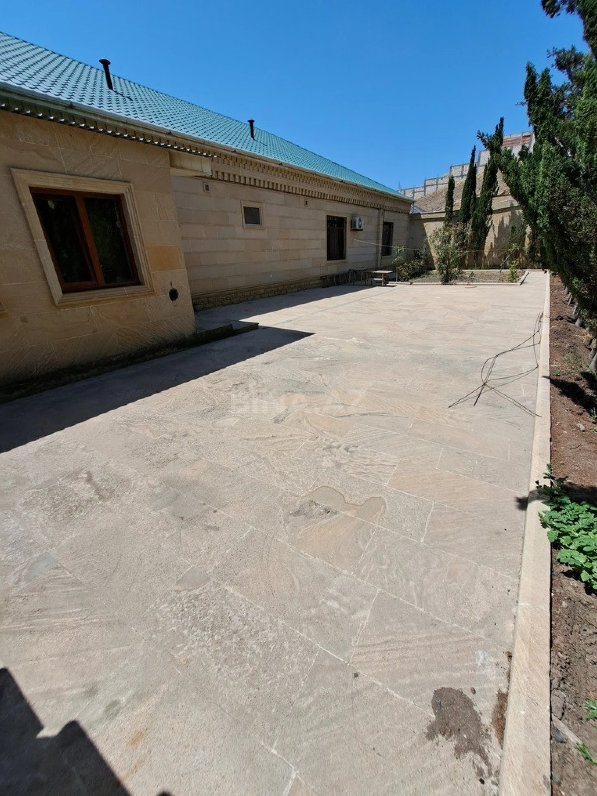 Satılır 5 otaqlı həyət evi 300 m²