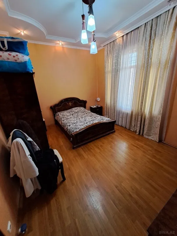 Satılır 5 otaqlı həyət evi 300 m²