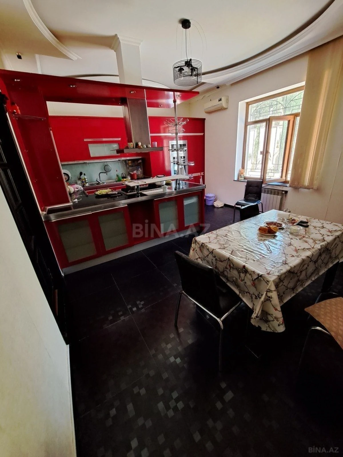 Satılır 5 otaqlı həyət evi 300 m²