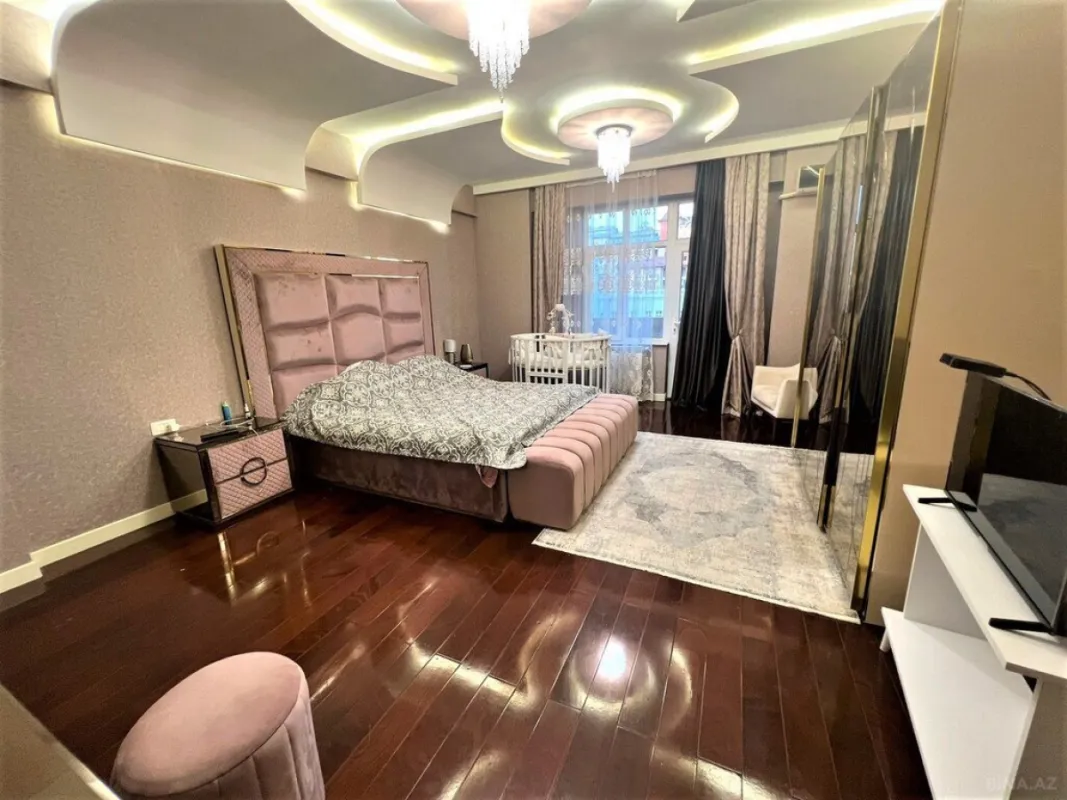 Satılır 4 otaqlı mənzil 215.5 m²