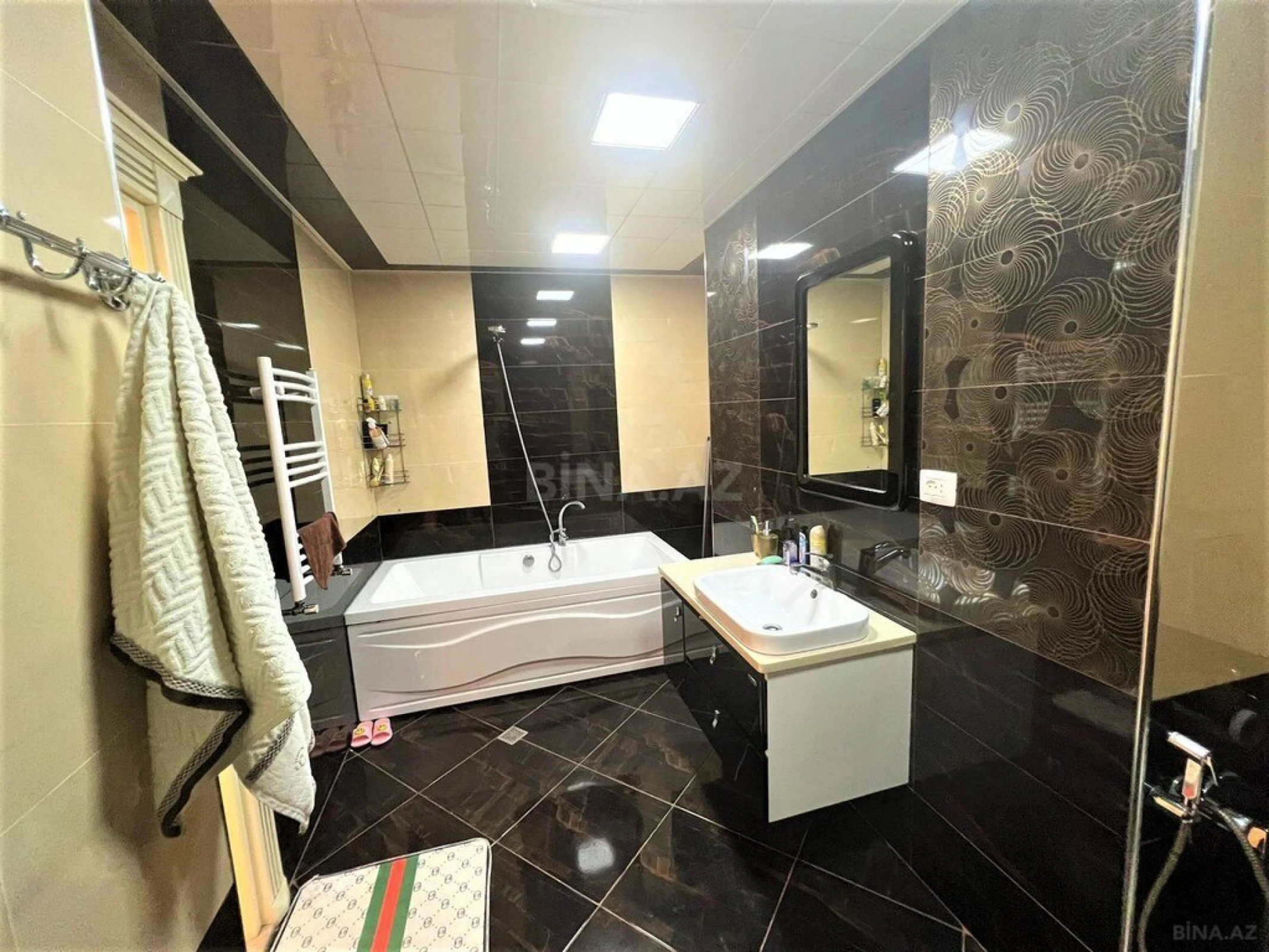 Satılır 4 otaqlı mənzil 215.5 m²
