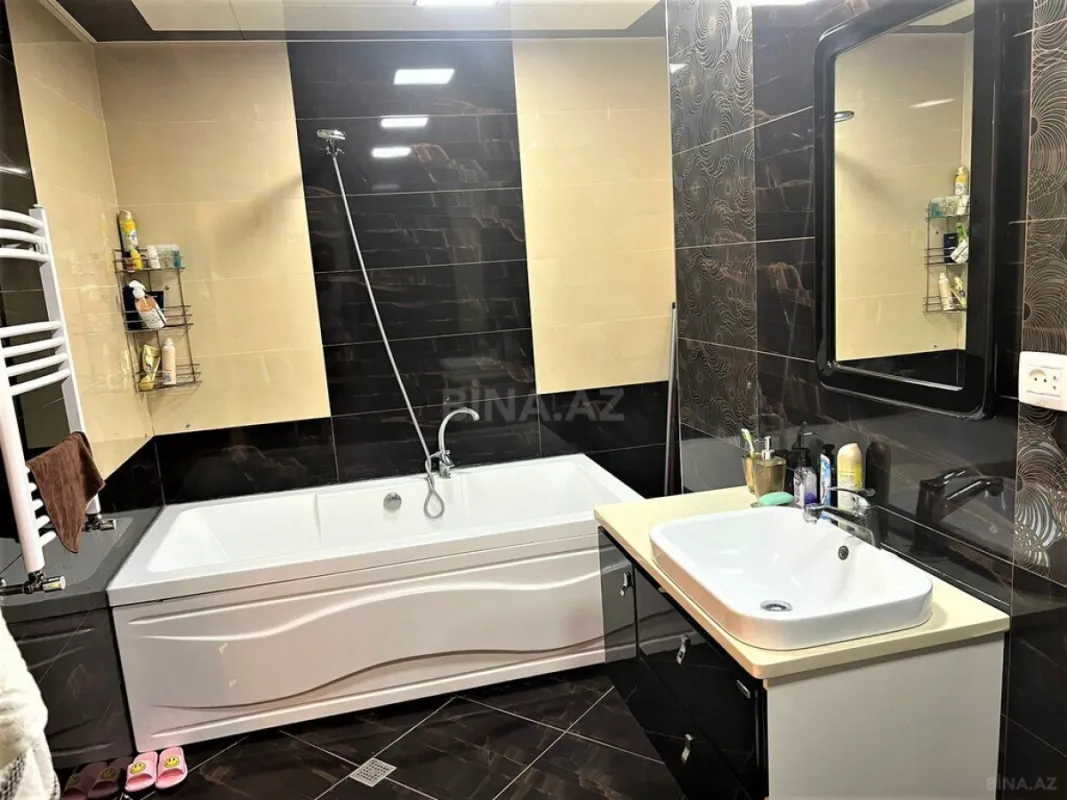 Satılır 4 otaqlı mənzil 215.5 m²