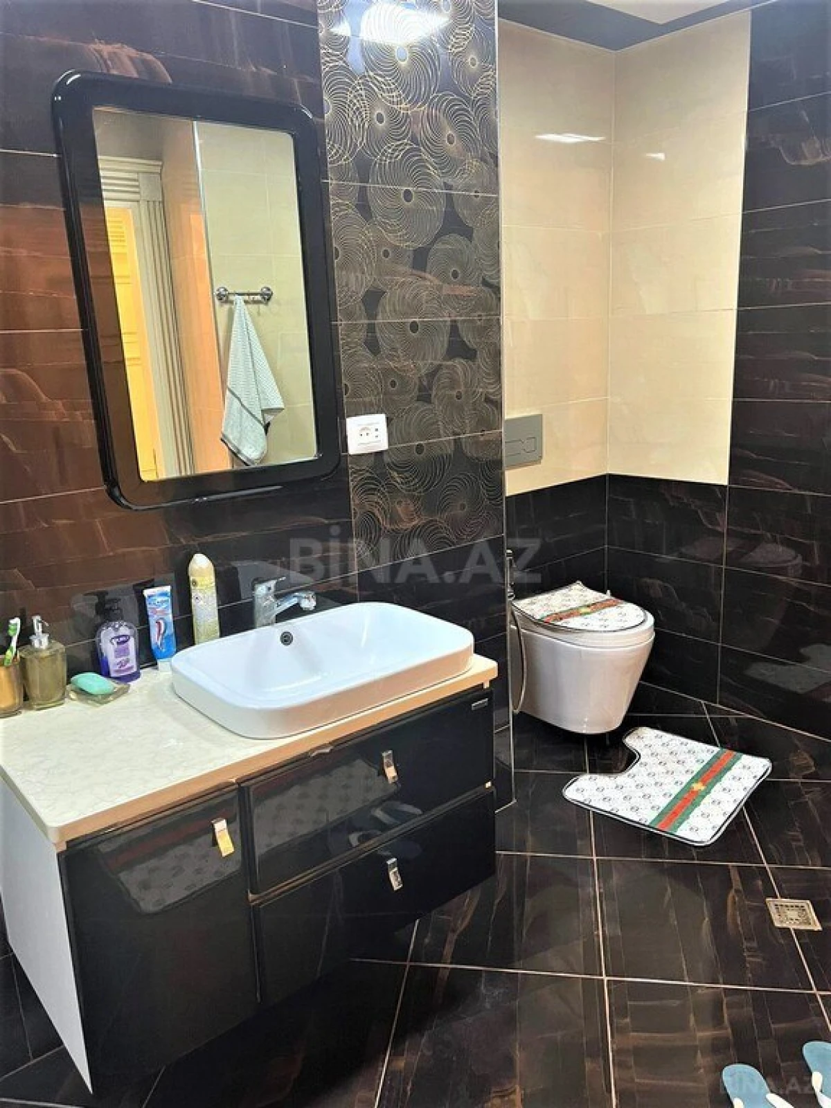 Satılır 4 otaqlı mənzil 215.5 m²