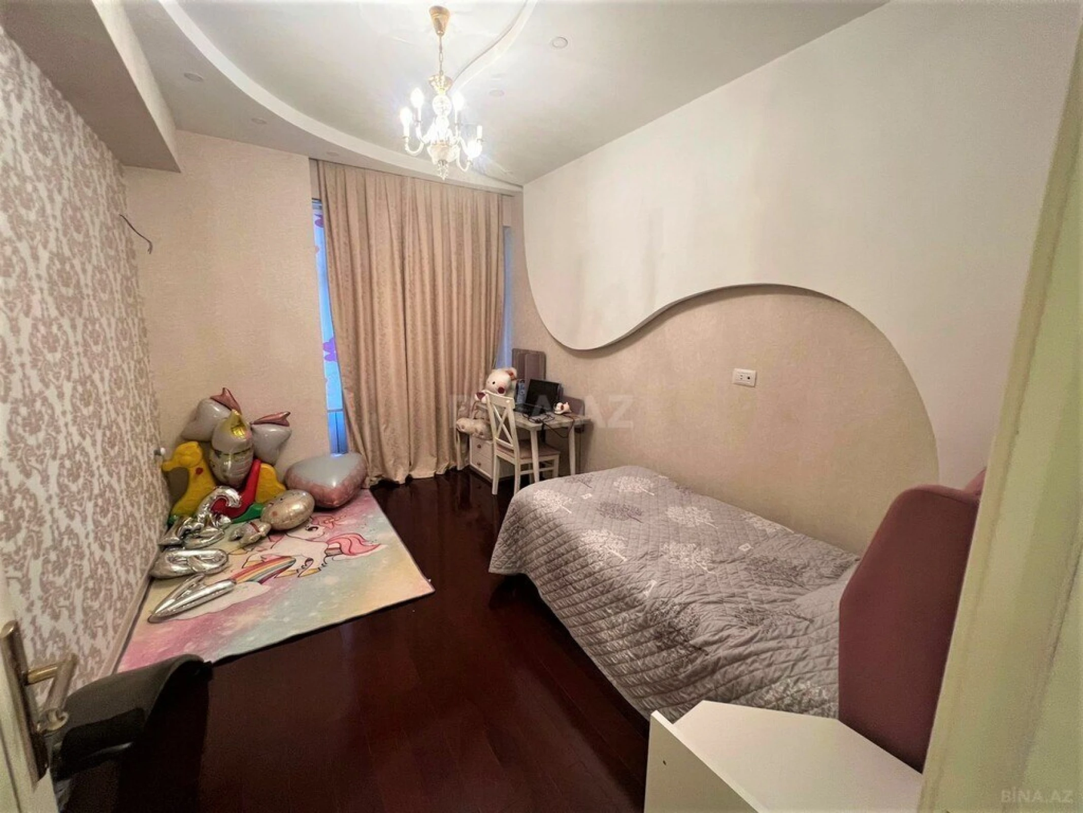 Satılır 4 otaqlı mənzil 215.5 m²