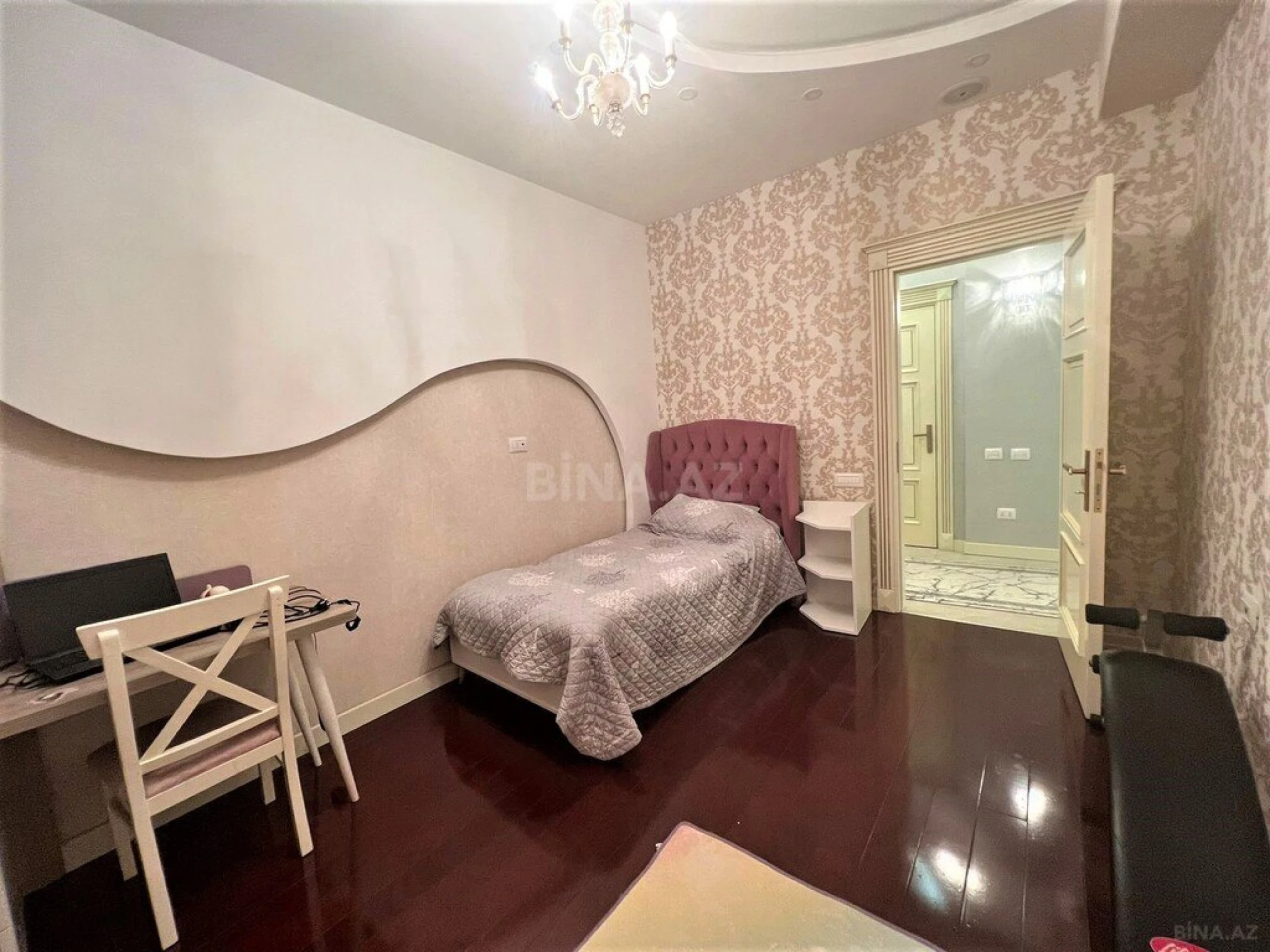 Satılır 4 otaqlı mənzil 215.5 m²