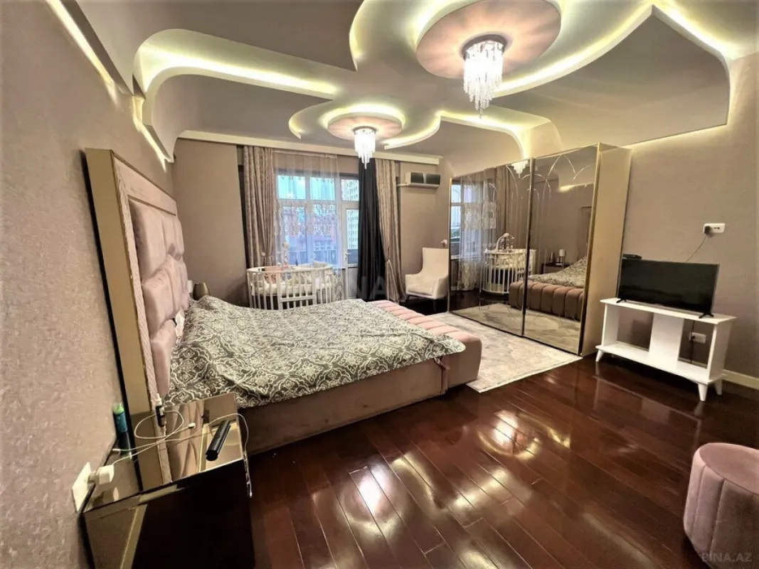 Satılır 4 otaqlı mənzil 215.5 m²