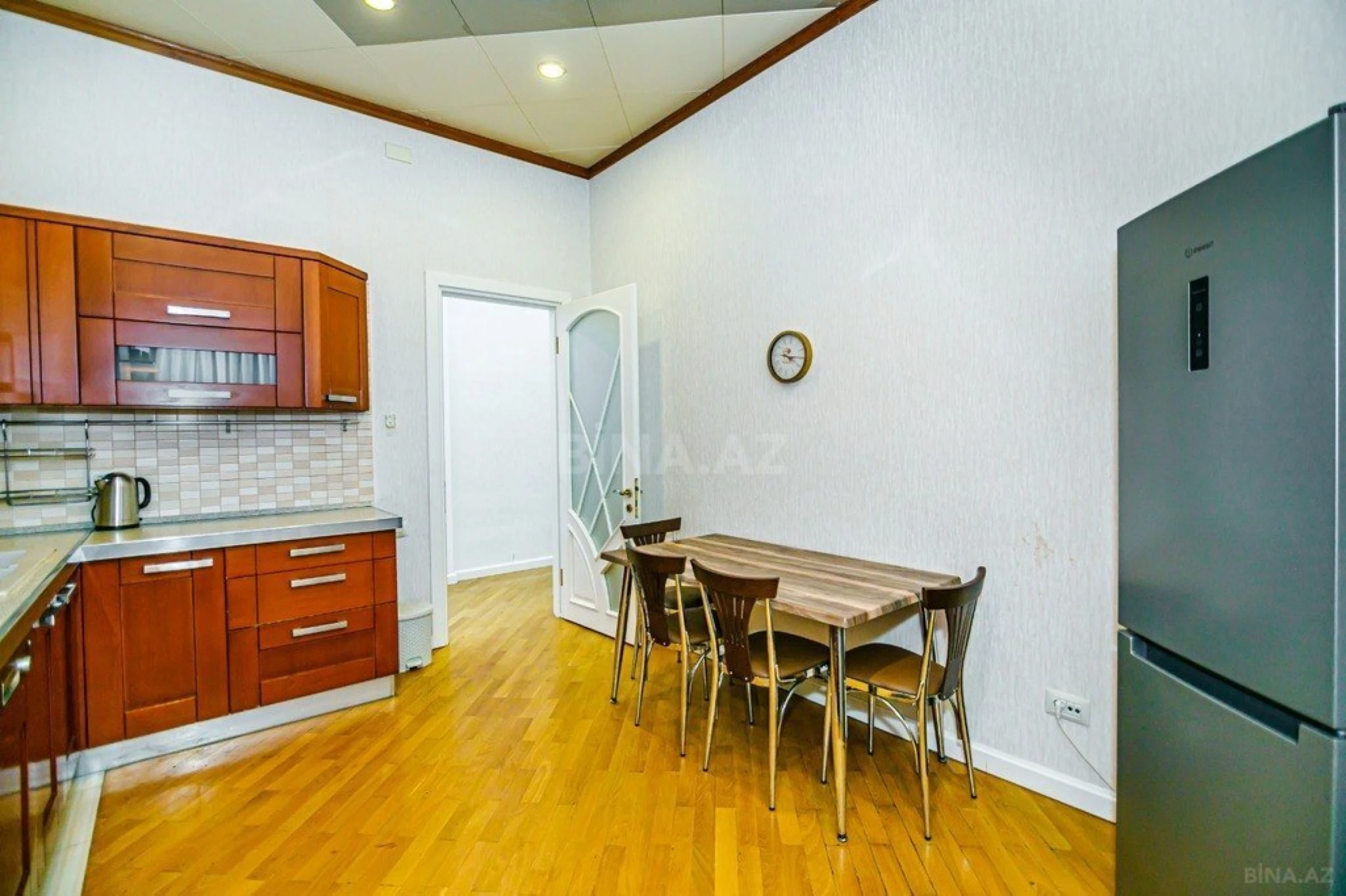 Kirayə verilir 3 otaqlı mənzil 245 m²