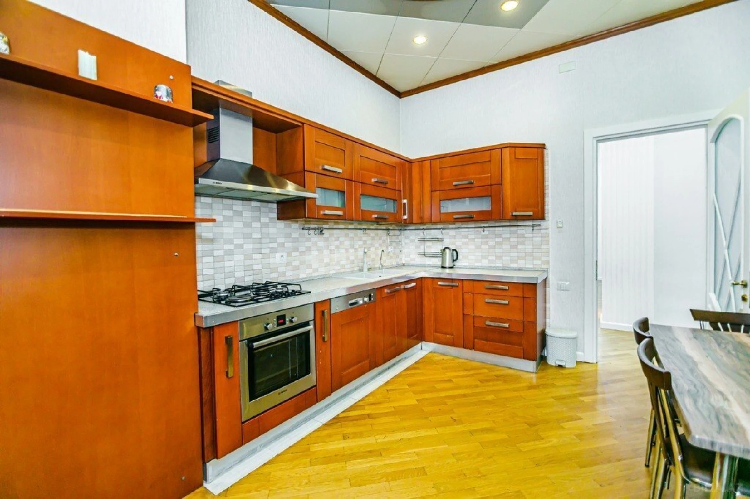 Kirayə verilir 3 otaqlı mənzil 245 m²