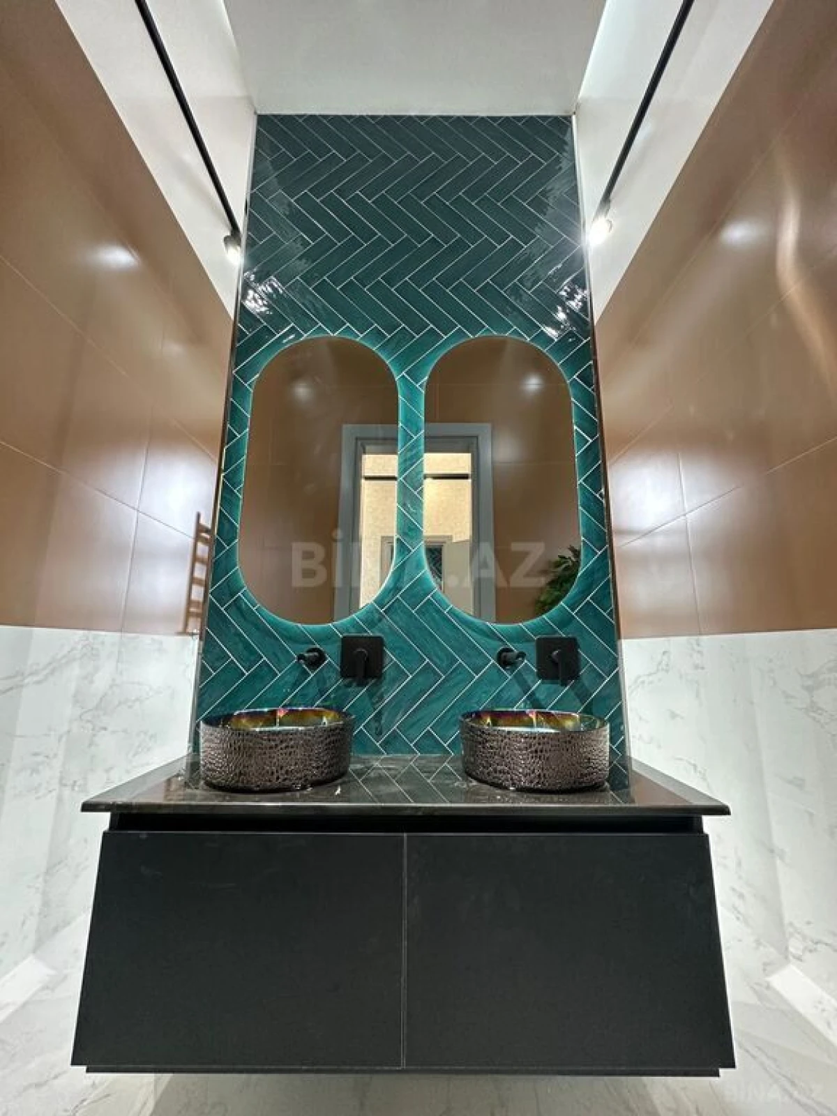 Satılır 5 otaqlı həyət evi 400 m²