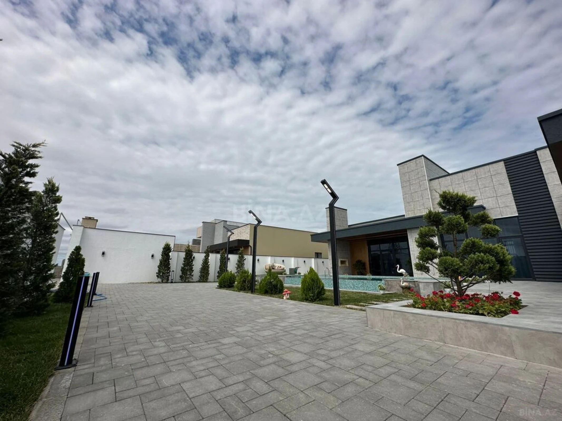 Satılır 5 otaqlı həyət evi 400 m²