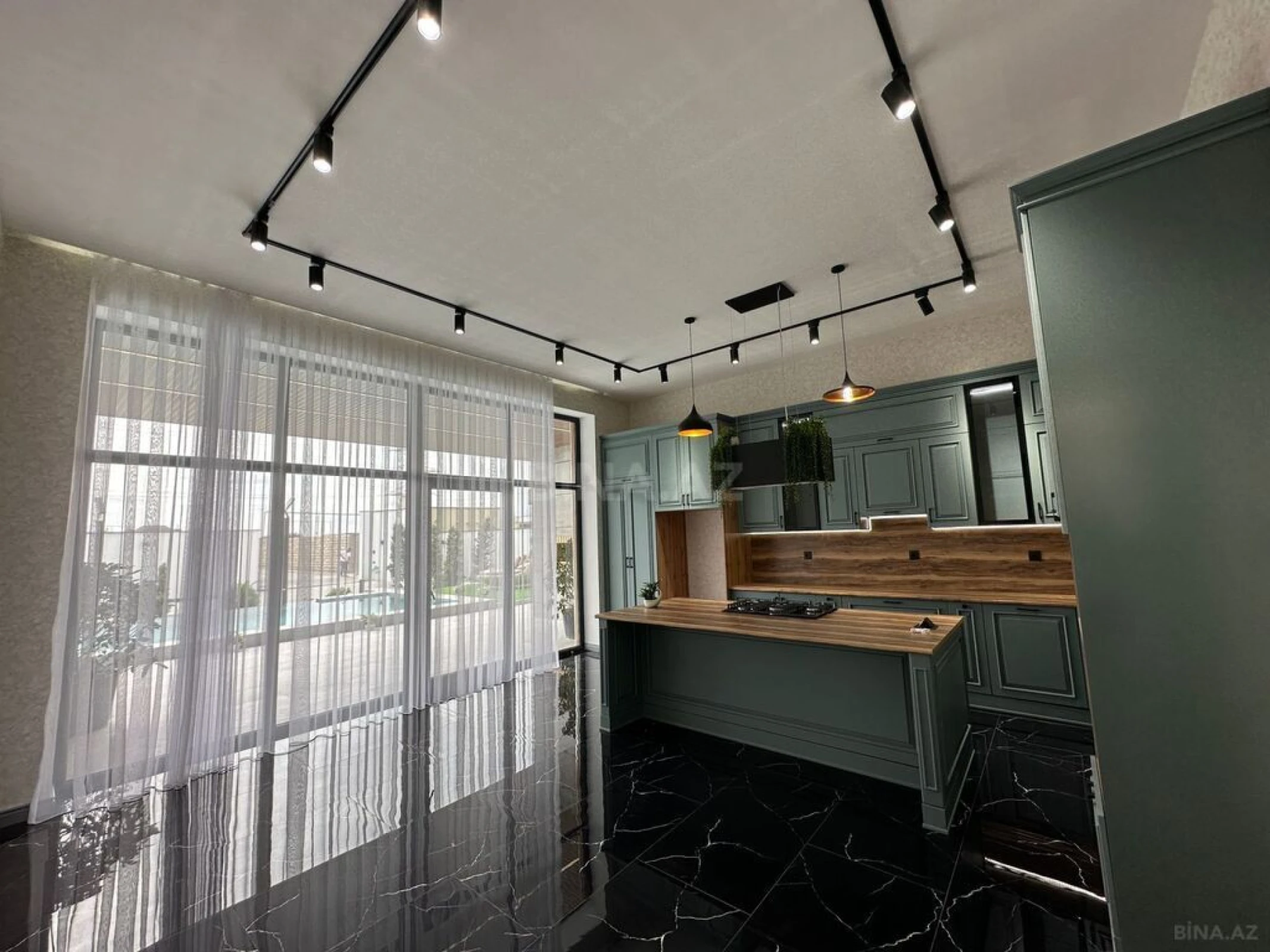 Satılır 5 otaqlı həyət evi 400 m²