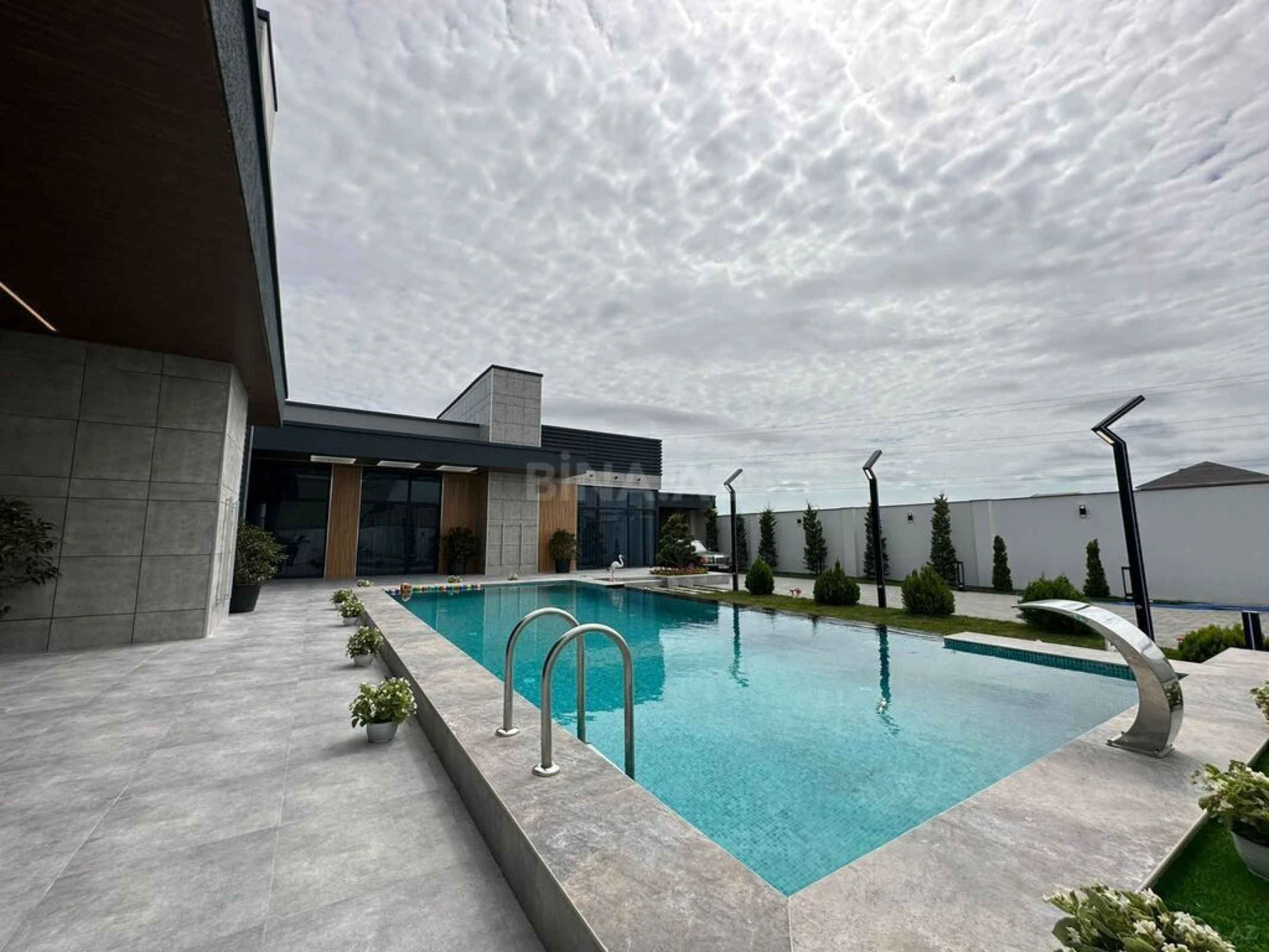 Satılır 5 otaqlı həyət evi 400 m²