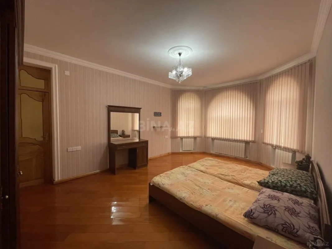 Satılır 8 otaqlı həyət evi 300 m²