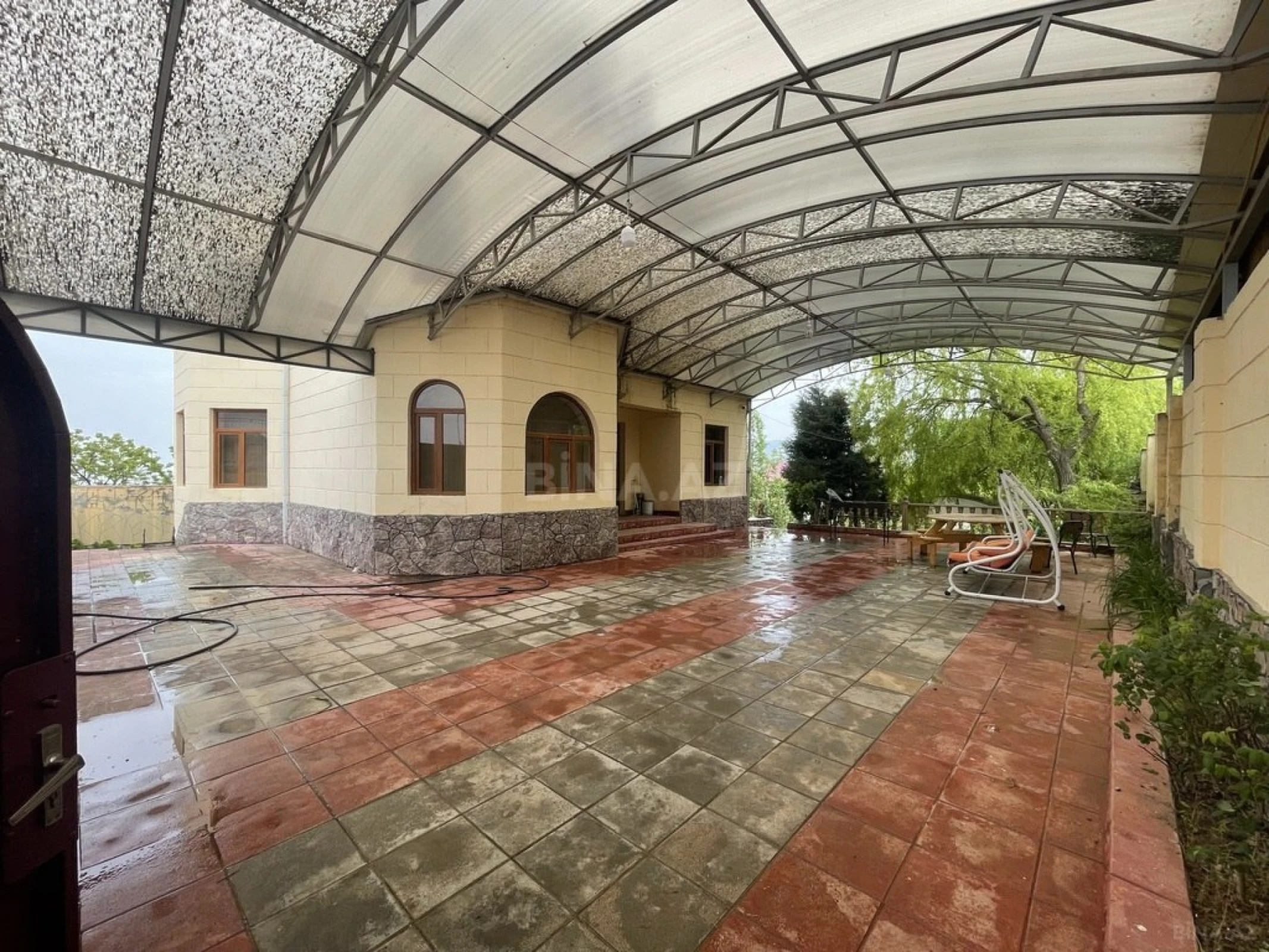 Satılır 8 otaqlı həyət evi 300 m²