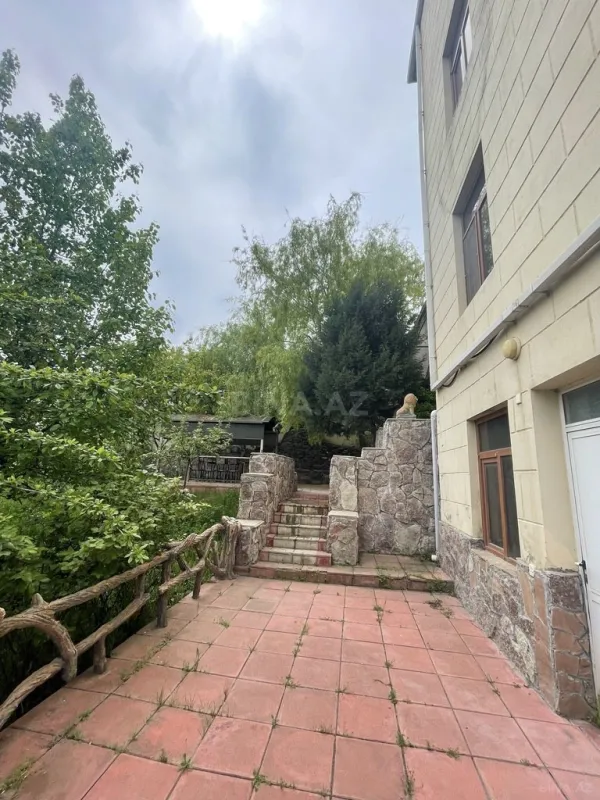 Satılır 8 otaqlı həyət evi 300 m²