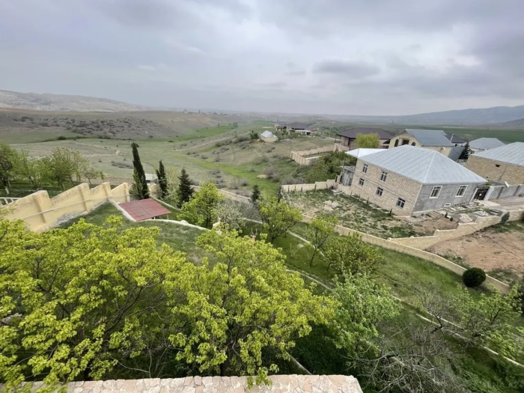 Satılır 8 otaqlı həyət evi 300 m²