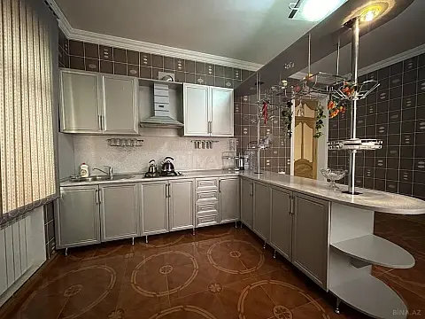 Satılır 8 otaqlı həyət evi 300 m²