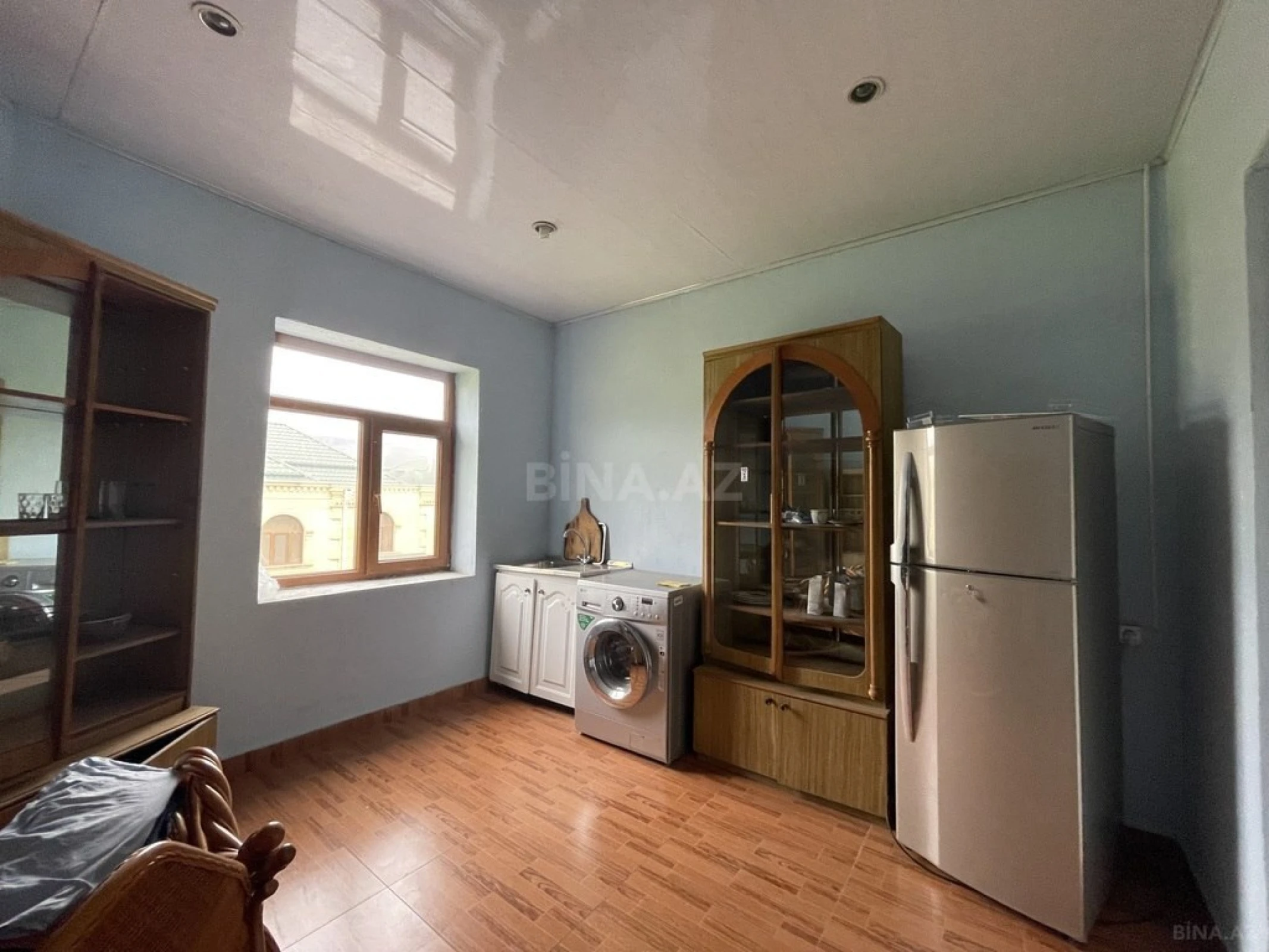 Satılır 8 otaqlı həyət evi 300 m²