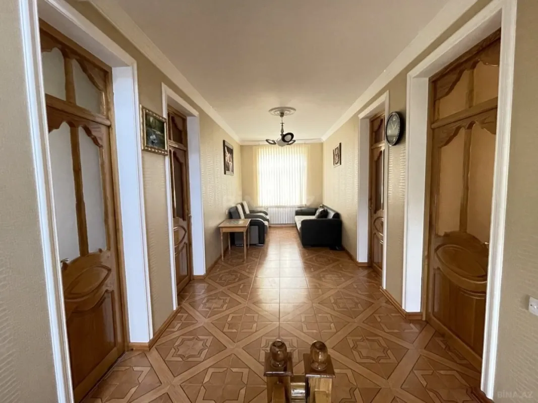 Satılır 8 otaqlı həyət evi 300 m²