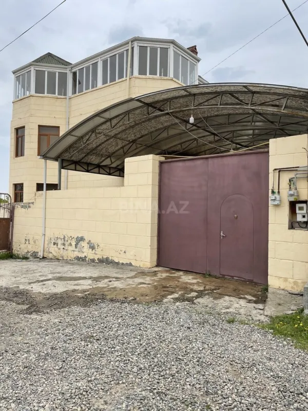 Satılır 8 otaqlı həyət evi 300 m²