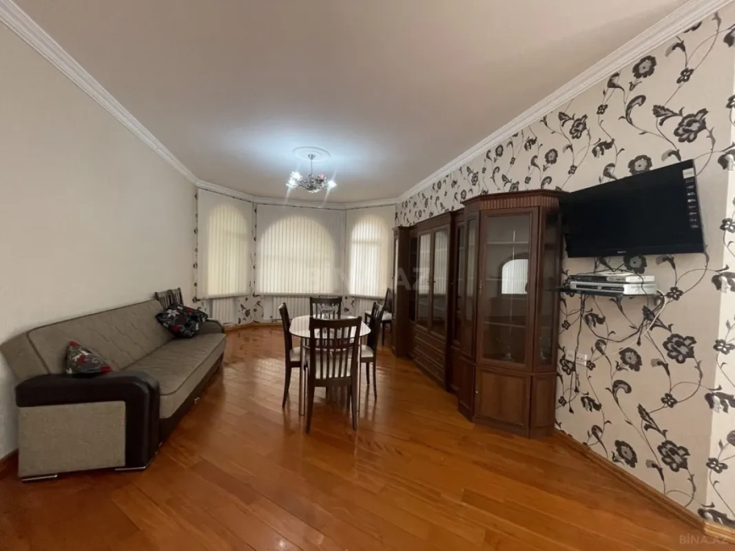 Satılır 8 otaqlı həyət evi 300 m²