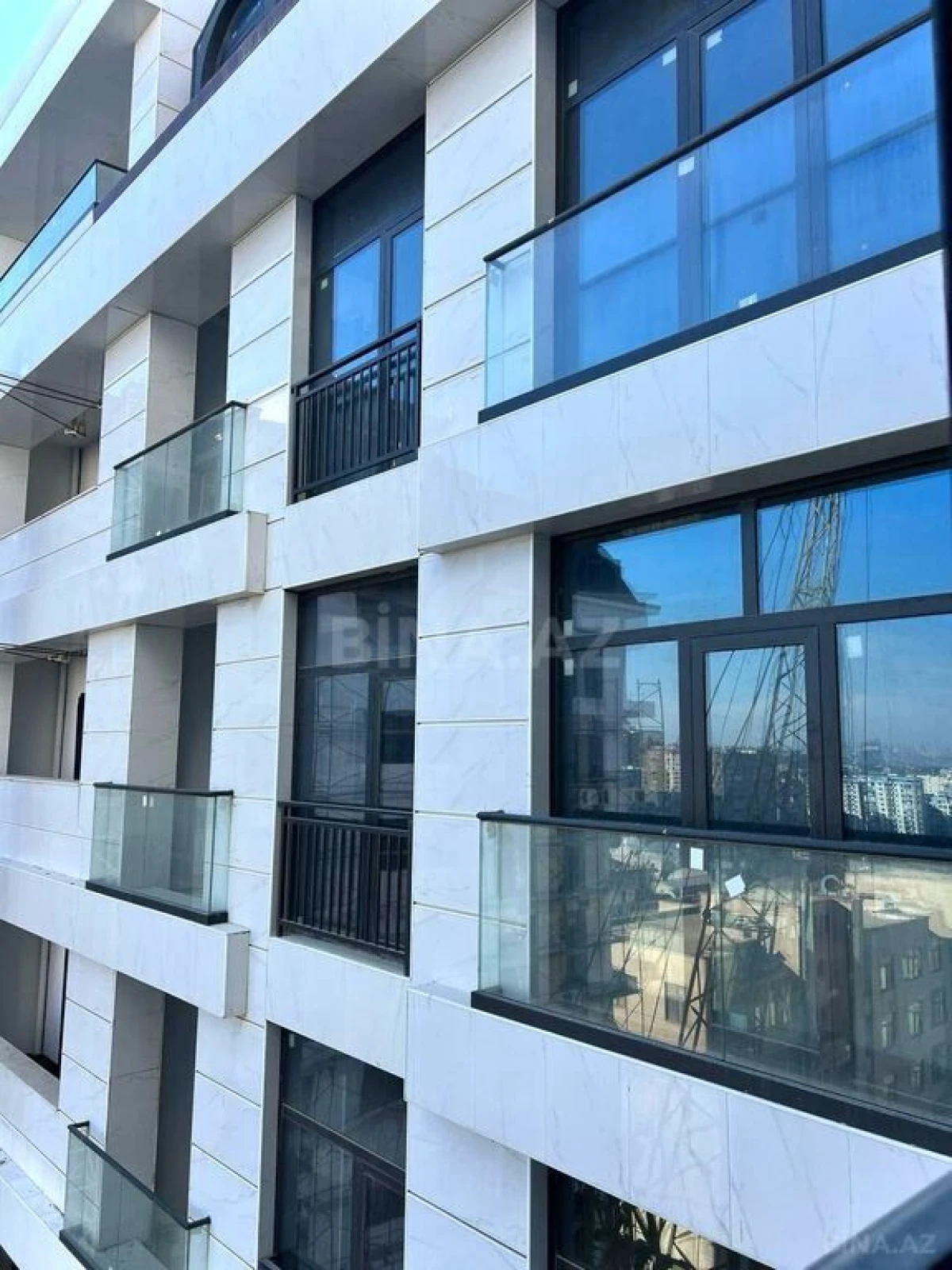 Satılır 4 otaqlı mənzil 194 m²