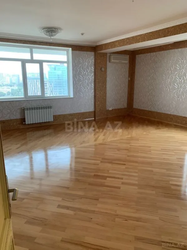 Satılır 3 otaqlı mənzil 162 m²
