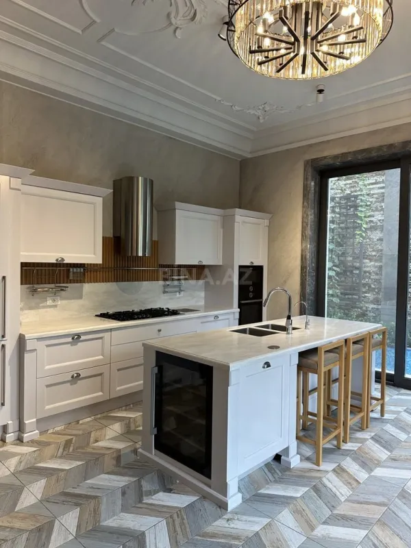 Satılır 9 otaqlı həyət evi 450 m²