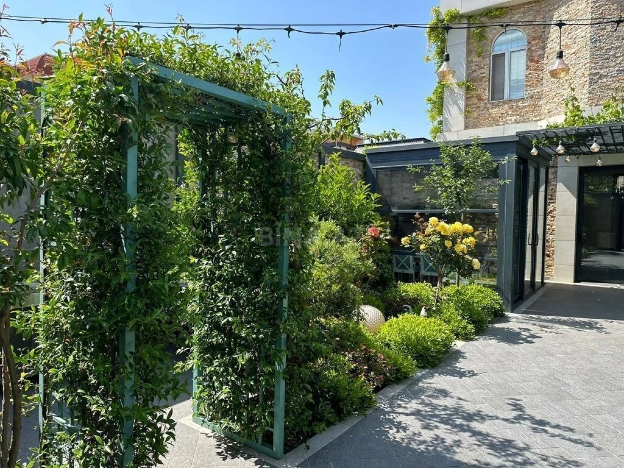 Satılır 9 otaqlı həyət evi 450 m²