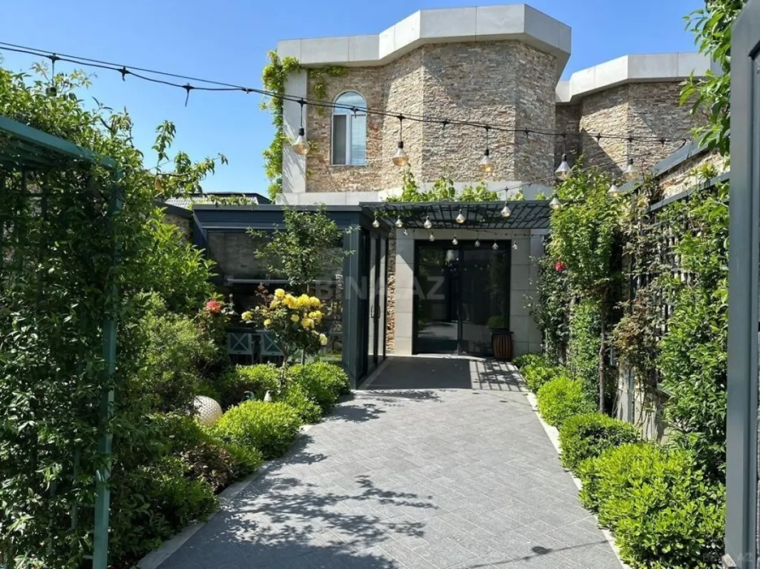 Satılır 9 otaqlı həyət evi 450 m²