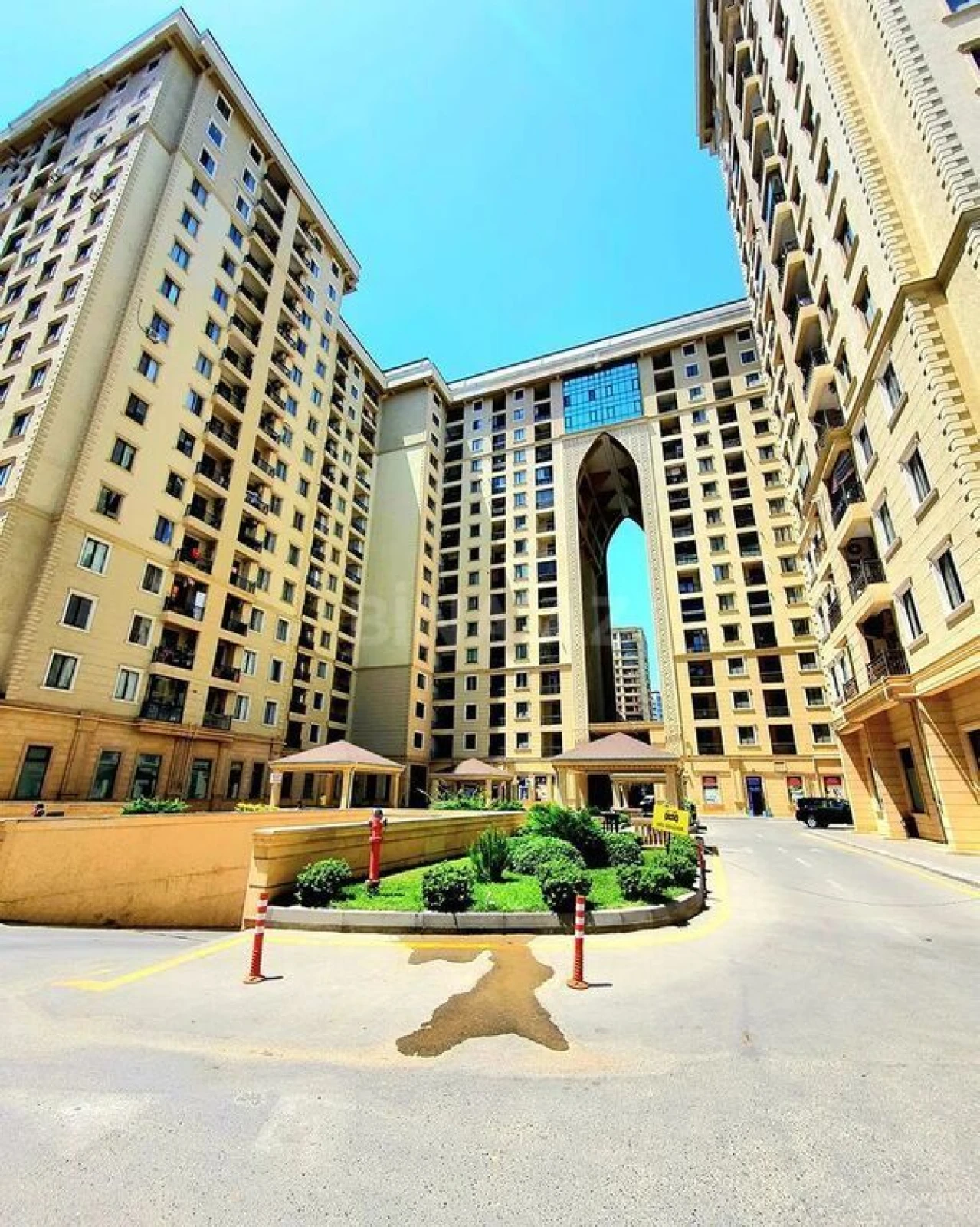 Satılır 4 otaqlı mənzil 200 m²