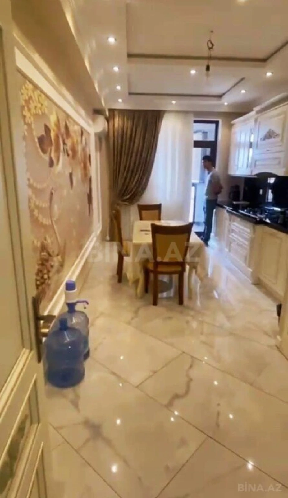 Satılır 4 otaqlı mənzil 200 m²