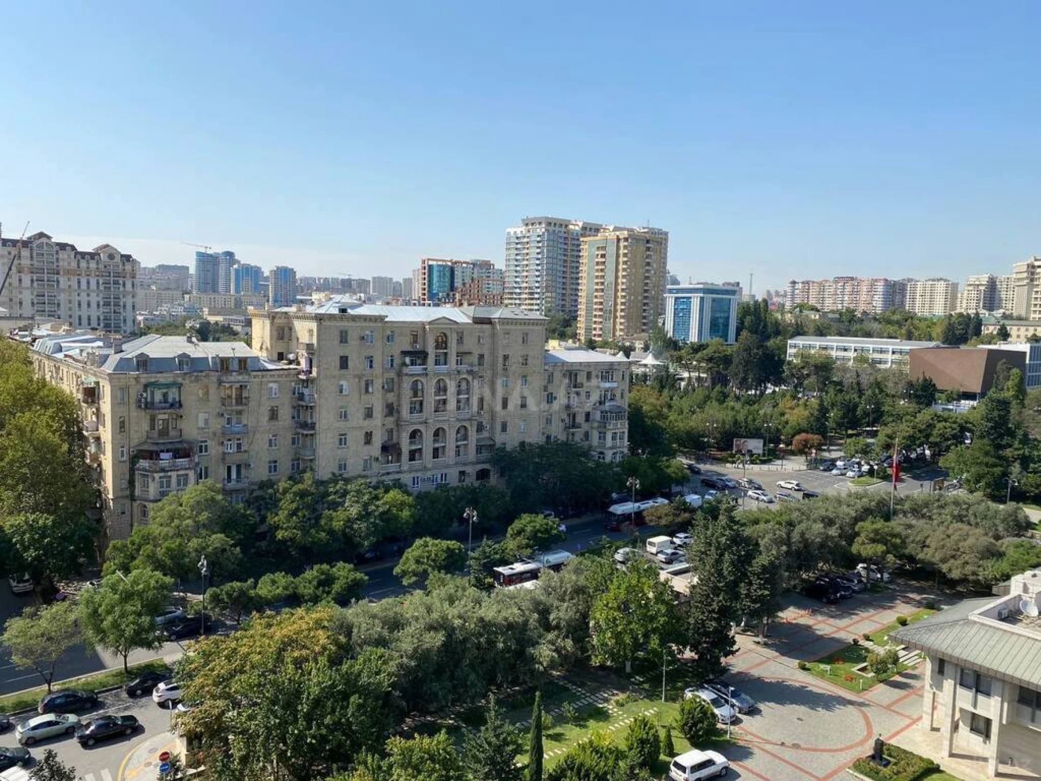 Satılır 5 otaqlı mənzil 420 m²