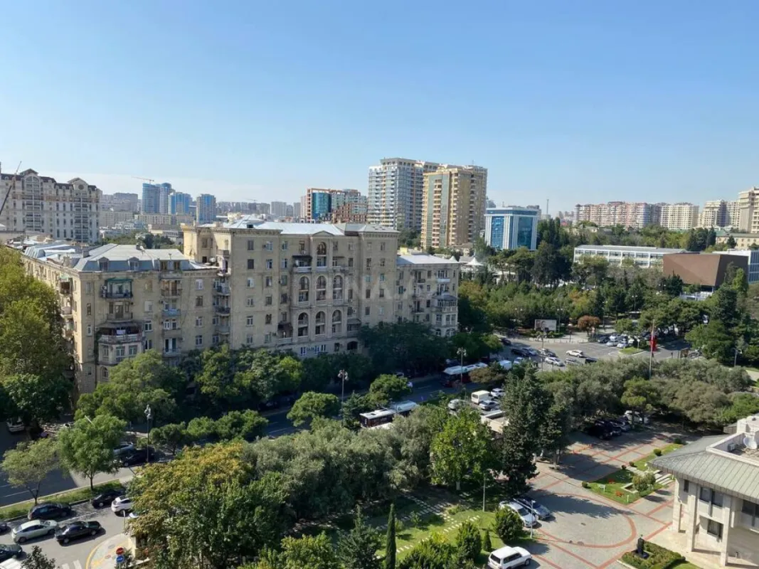 Satılır 5 otaqlı mənzil 420 m²