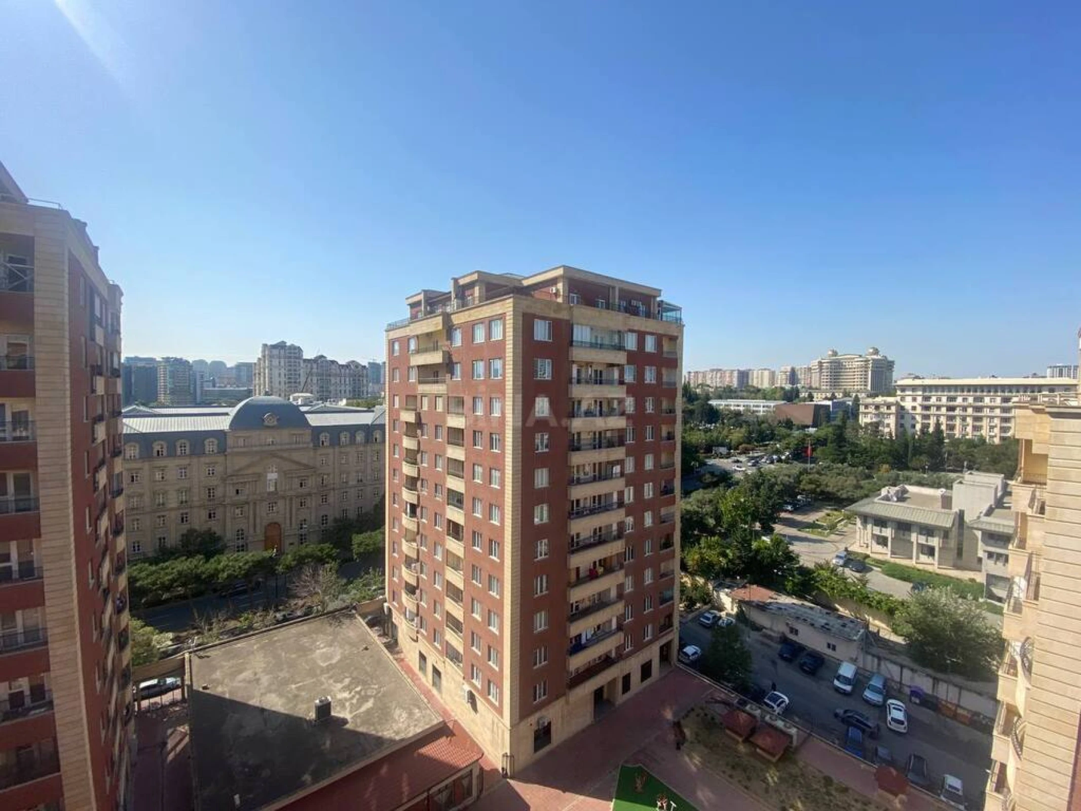 Satılır 5 otaqlı mənzil 420 m²