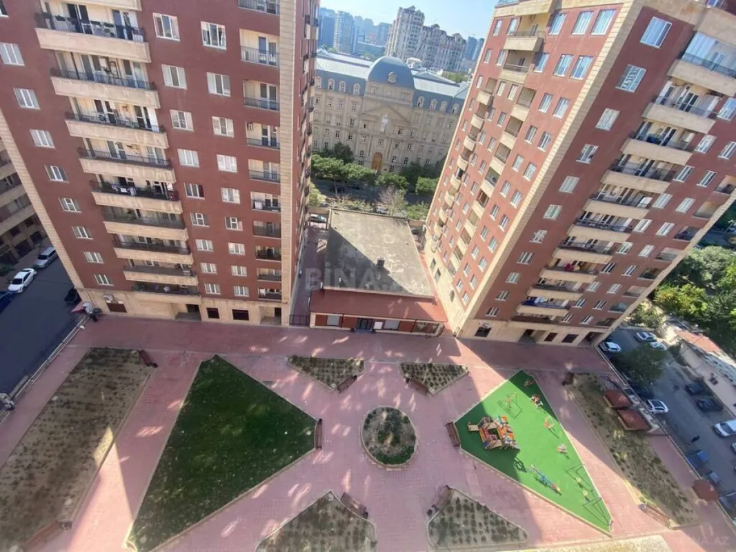 Satılır 5 otaqlı mənzil 420 m²