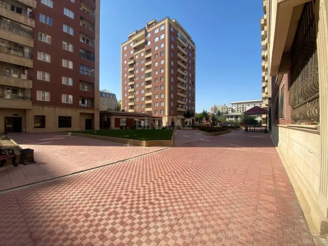 Satılır 5 otaqlı mənzil 420 m²