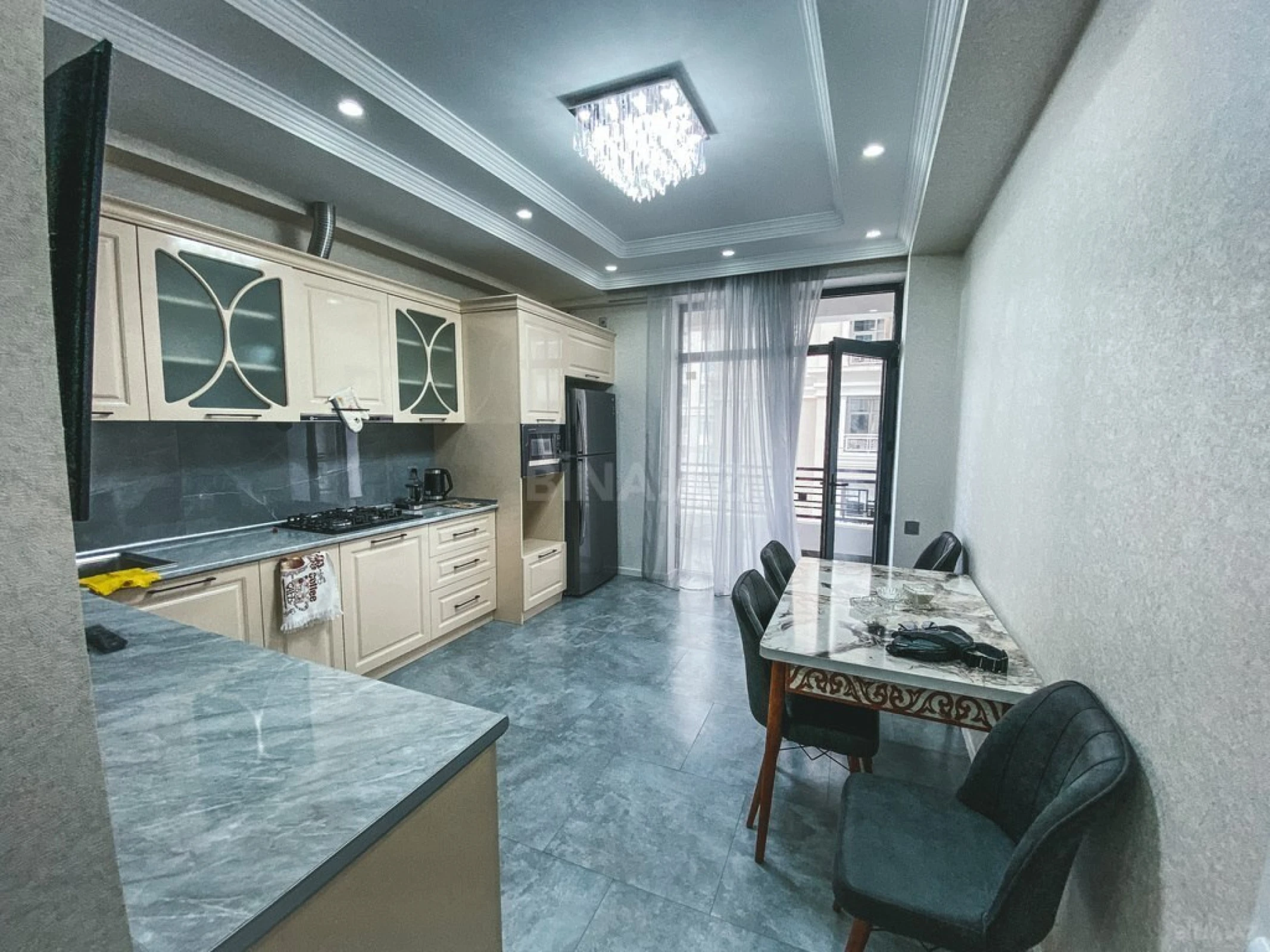 Kirayə verilir 2 otaqlı mənzil 94 m²
