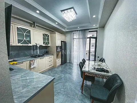 Kirayə verilir 2 otaqlı mənzil 94 m²