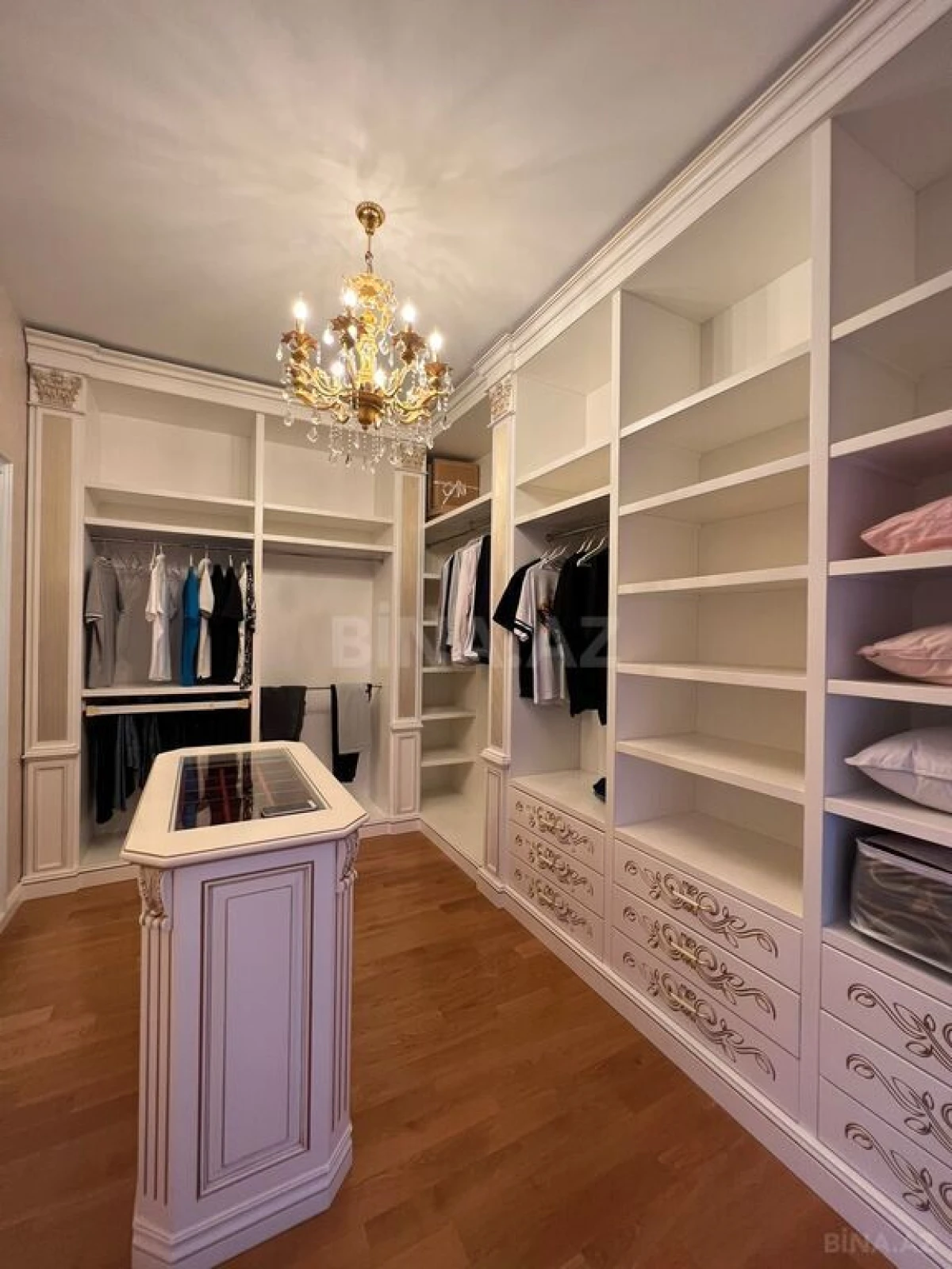 Satılır 5 otaqlı mənzil 285 m²