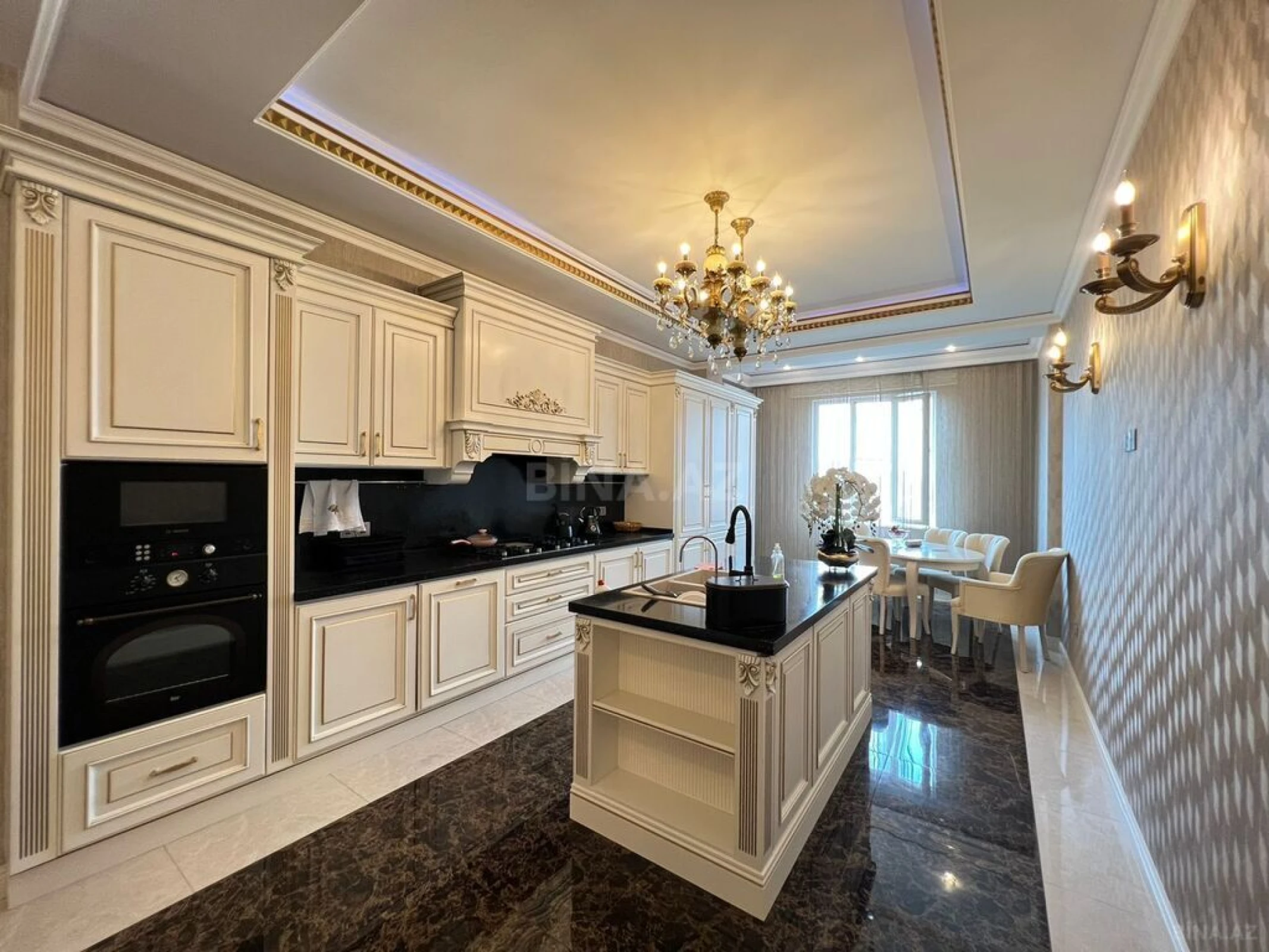 Satılır 5 otaqlı mənzil 285 m²